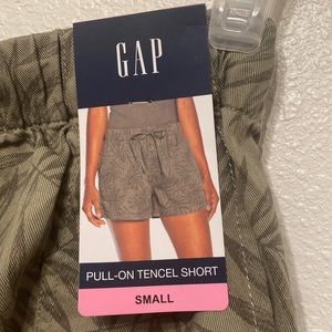 Gap shorts green leaf print